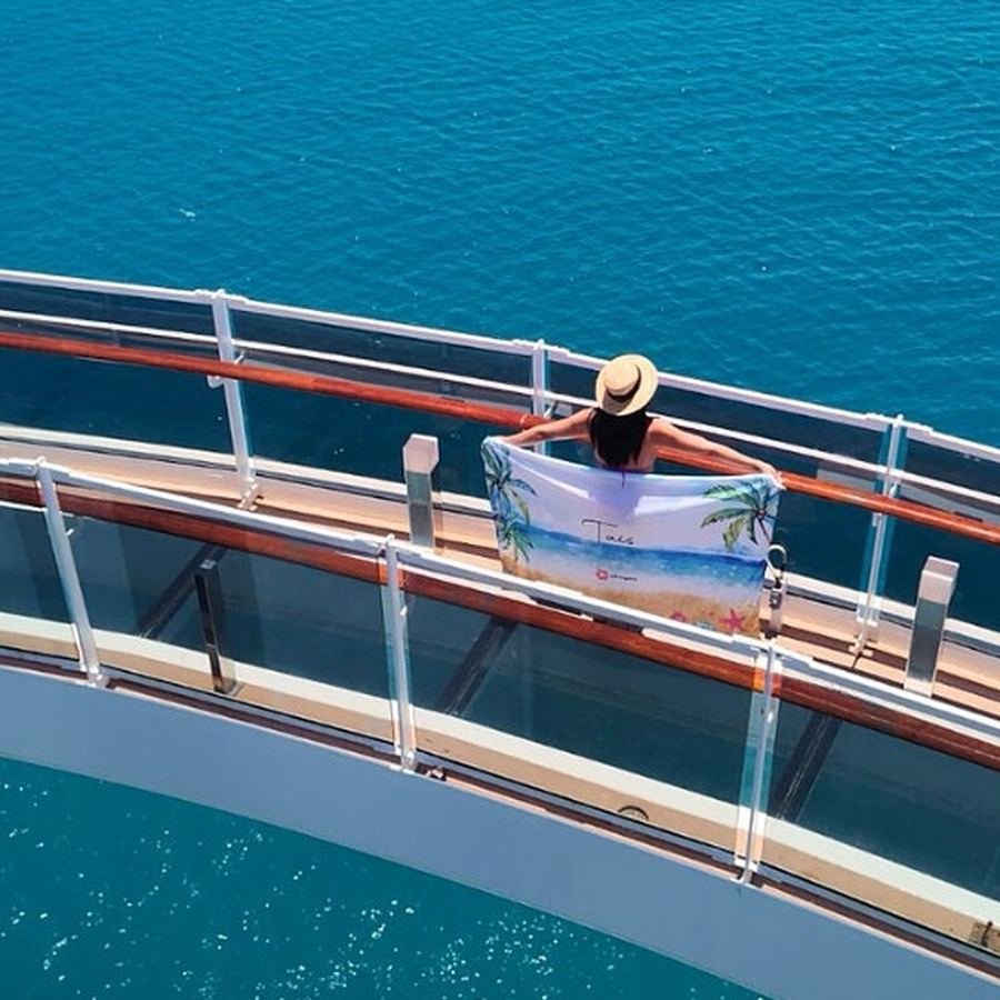 Taís na passarela de vidro do MSC Seaview