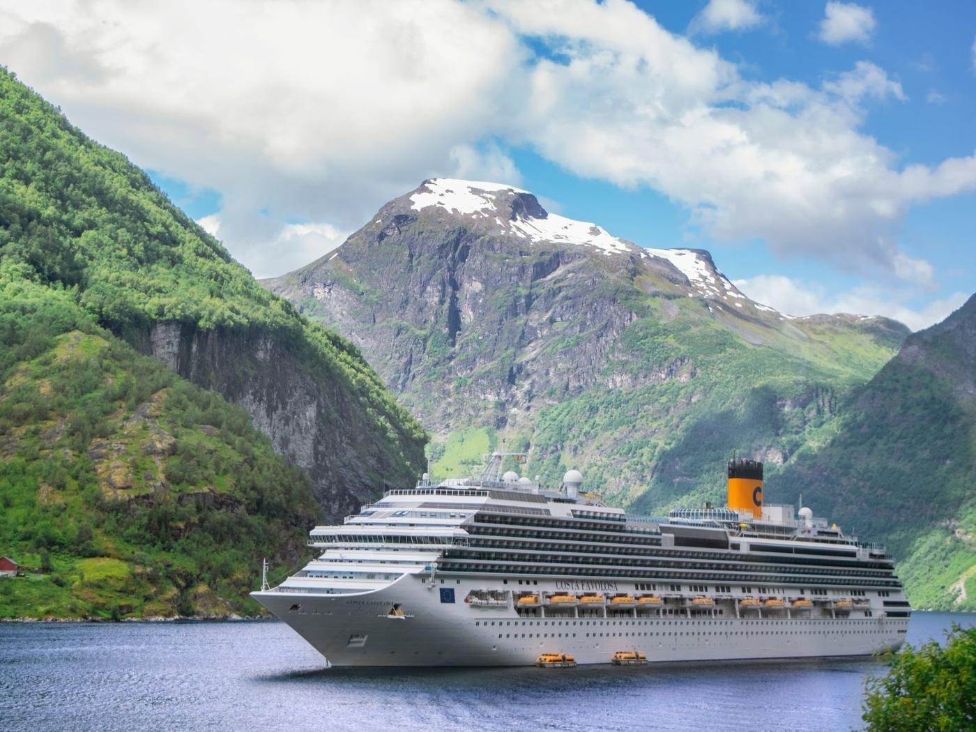 Navio de cruzeiro em fiorde na Noruega