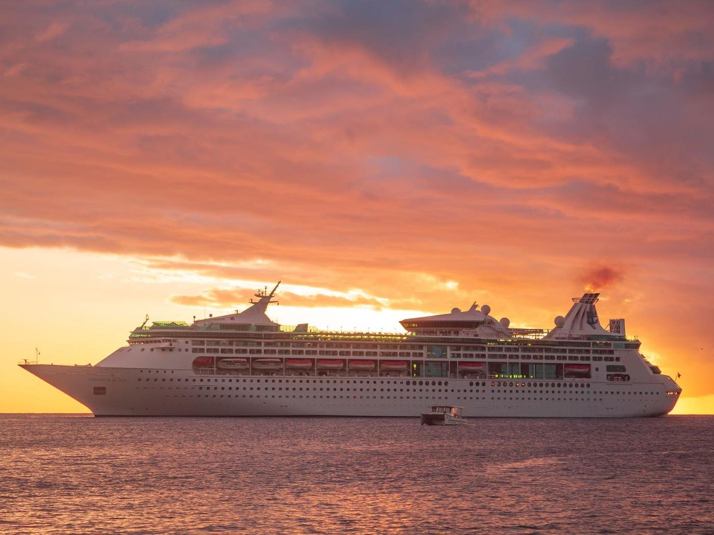 Navio de cruzeiro ao pôr do sol